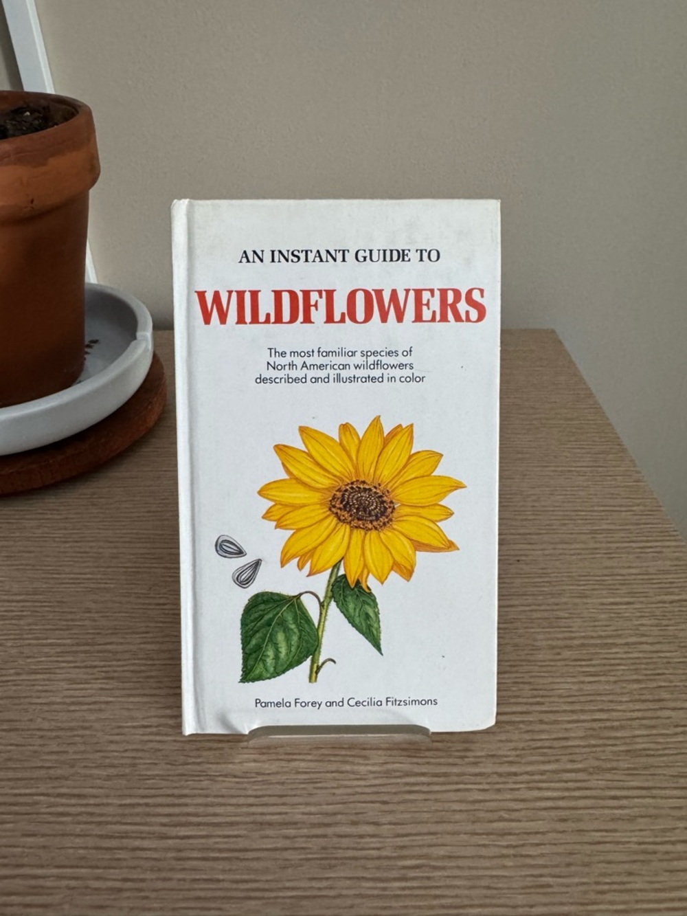 An Instant Guide to Wildflowers - White & Yellow Illustrated Hardcover